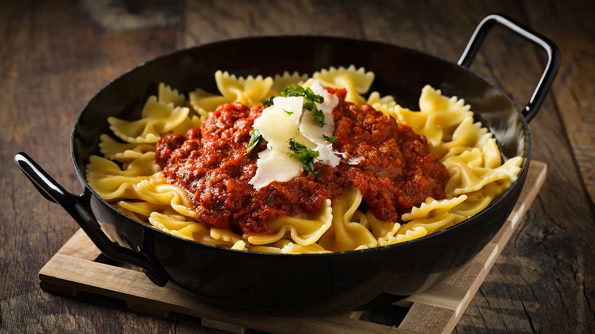 Farfalle mit Bolognese in eine Pfanne