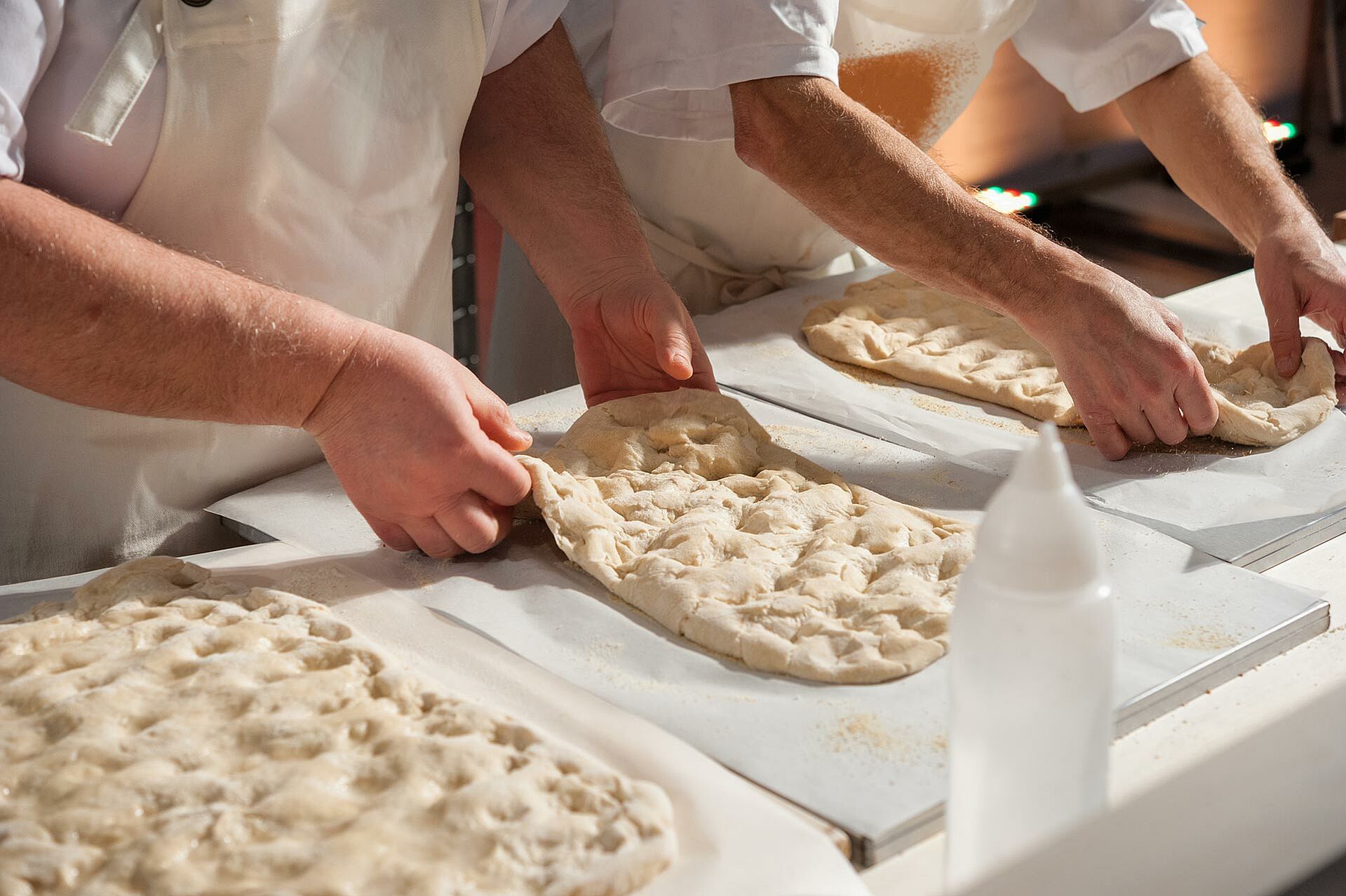 Focaccia Teig wird geknetet