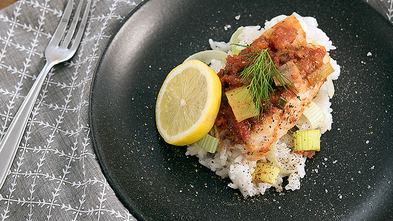 Rotbarschfilet im Bratschlauch auf Reis