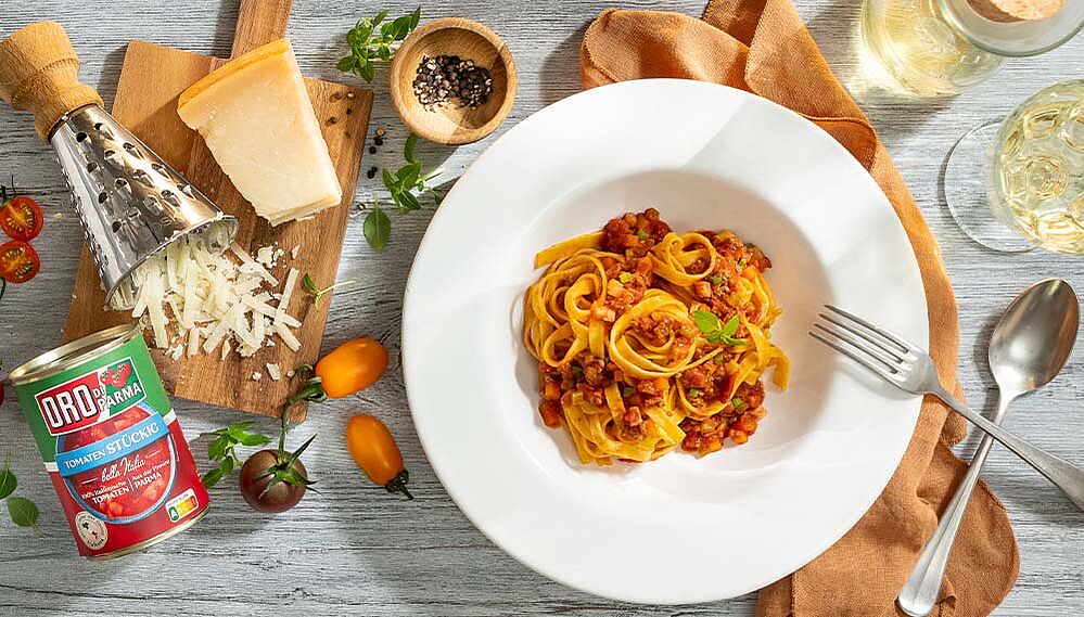 Eine Schüssel gefüllt mit Tagliatelle mit ragú alla bolognese