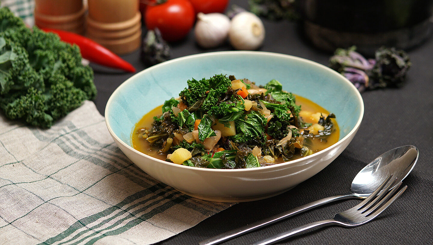 Eine Schüssel gefüllt mit dem italienischen Gemüseeintopf Ribollita