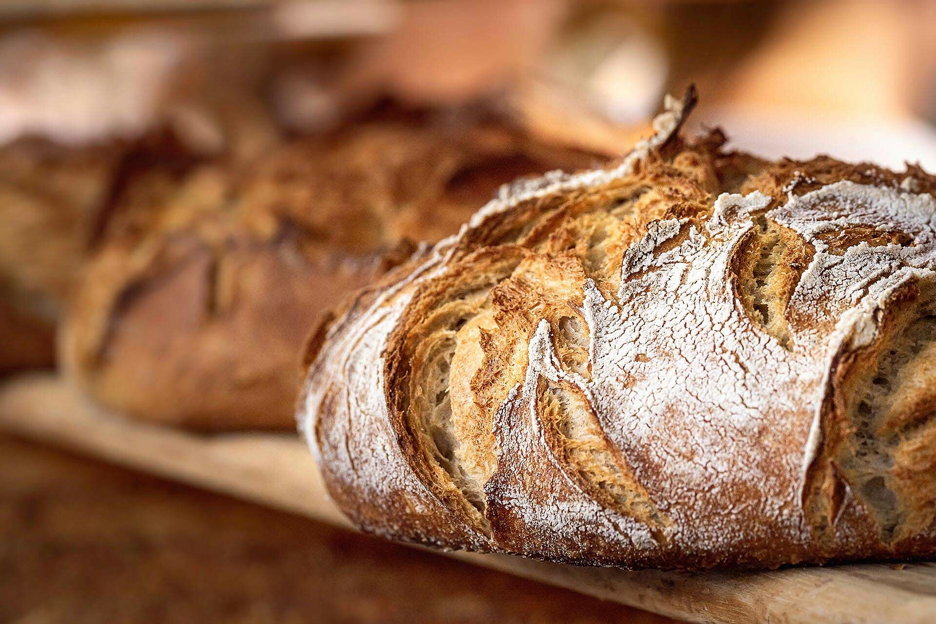 rustikales Brot auf einem Tisch