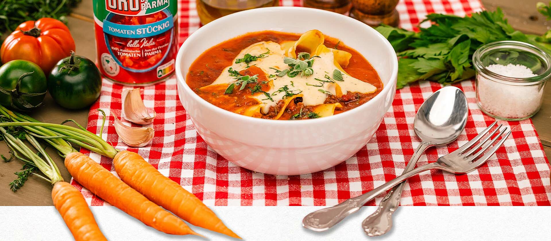 Lasagnesuppe im Teller mit Zutaten