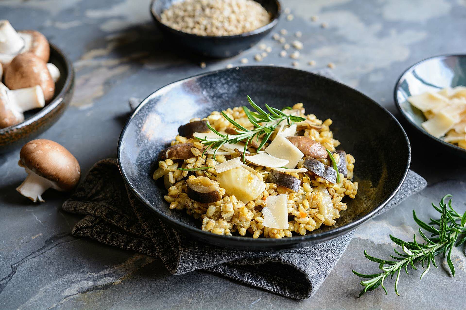 Risotto mit Pilzen auf einem Teller