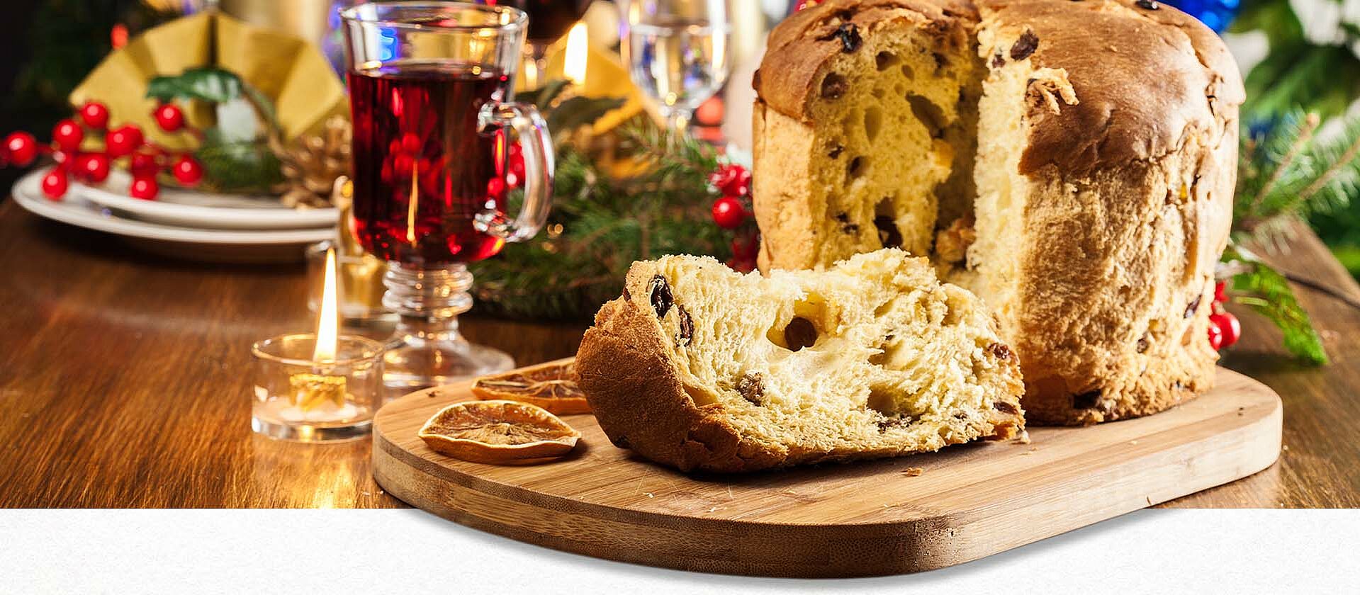 Ein angeschnittener italienischer Panettone auf einem Holzbrett