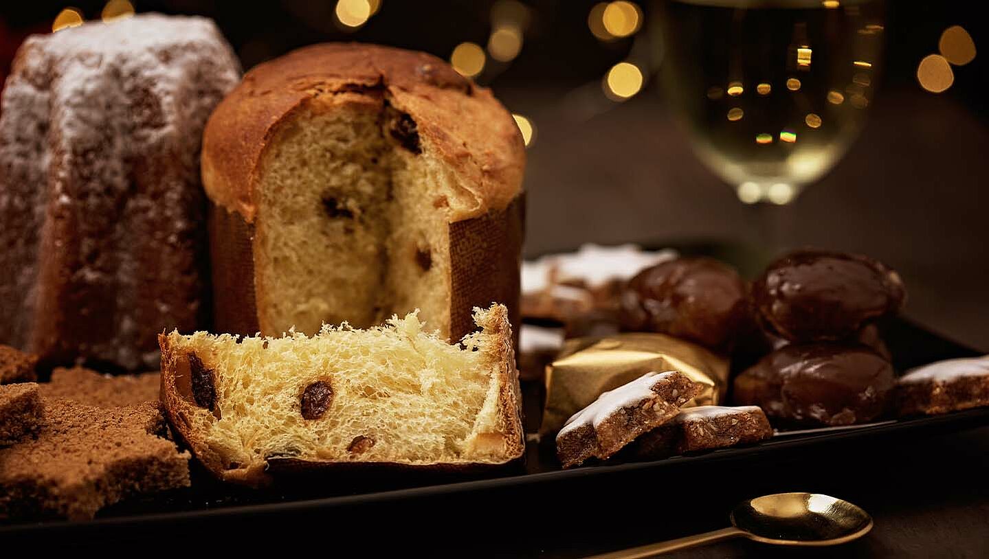 Panettone und Lebkuchen auf einem Teller