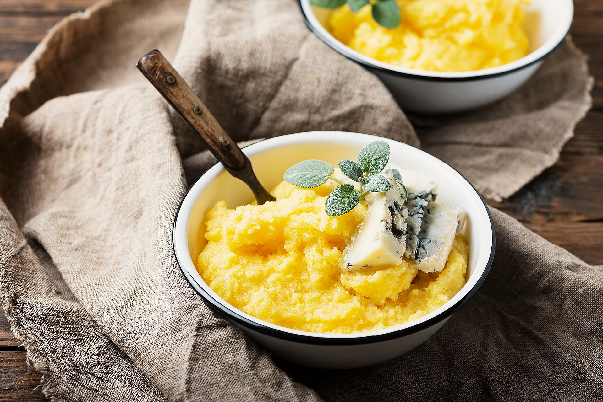 Polenta mit Gorgonzola in einer Schale