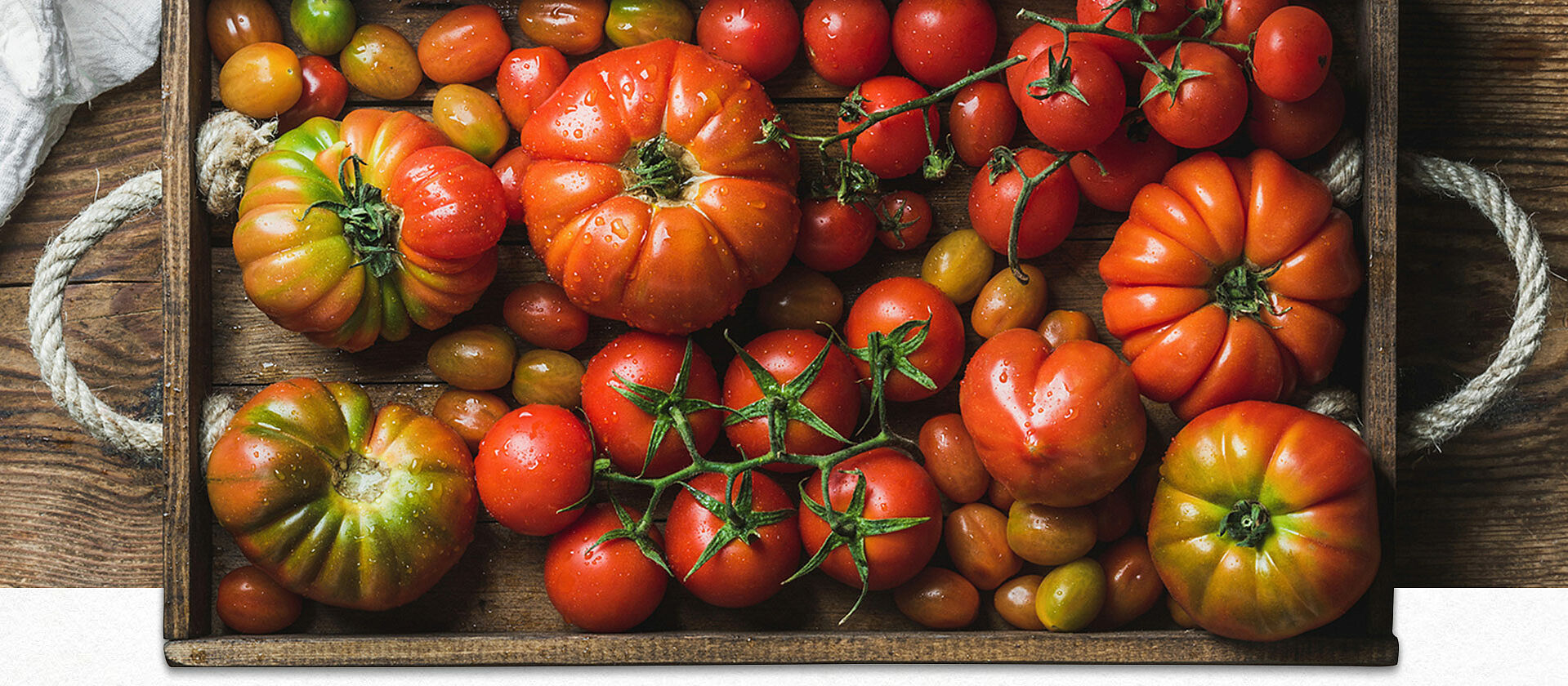 Tomaten auf einem Holztablett