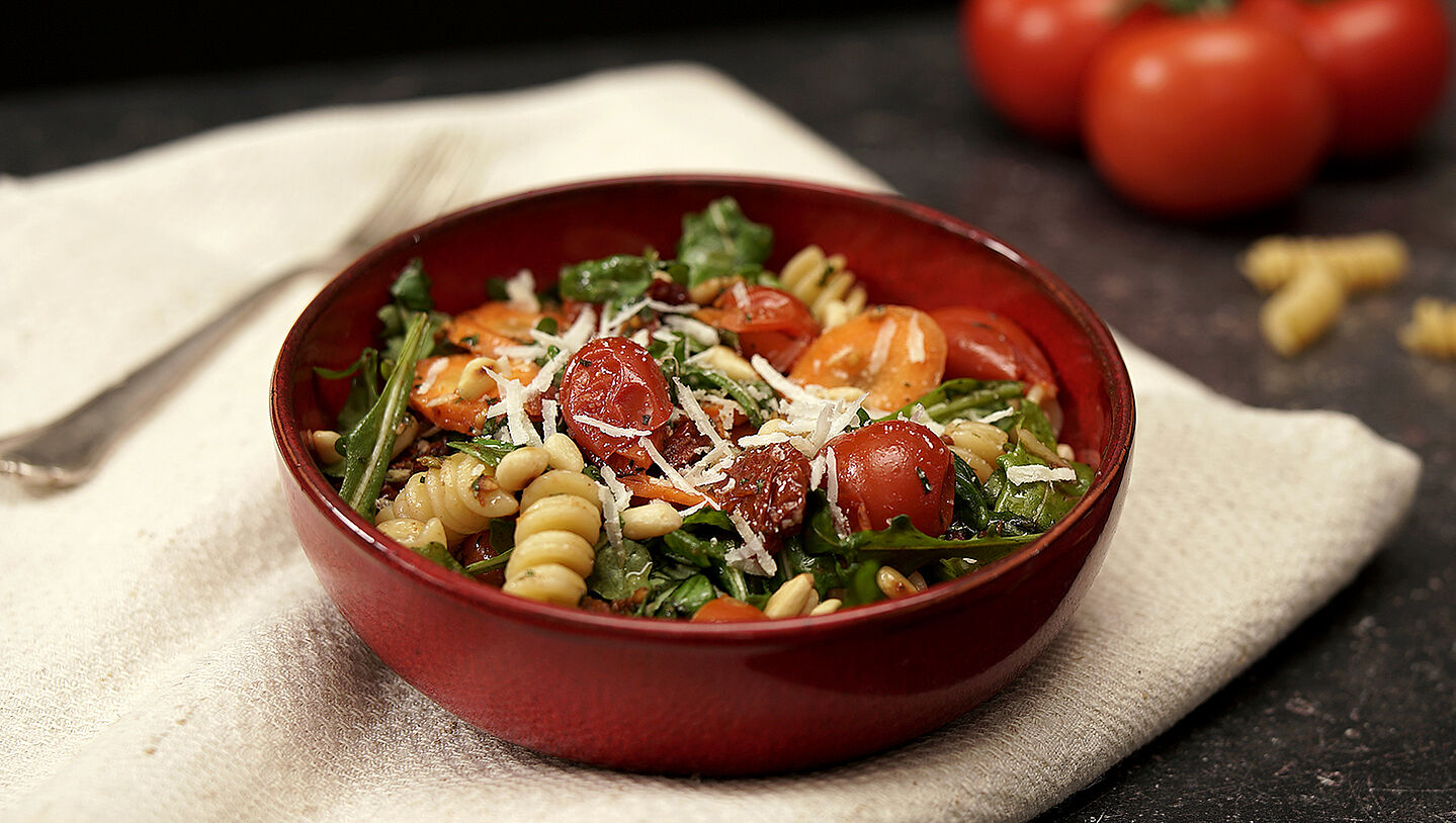 Eine rote Schüssel gefüllt mit Pastasalat