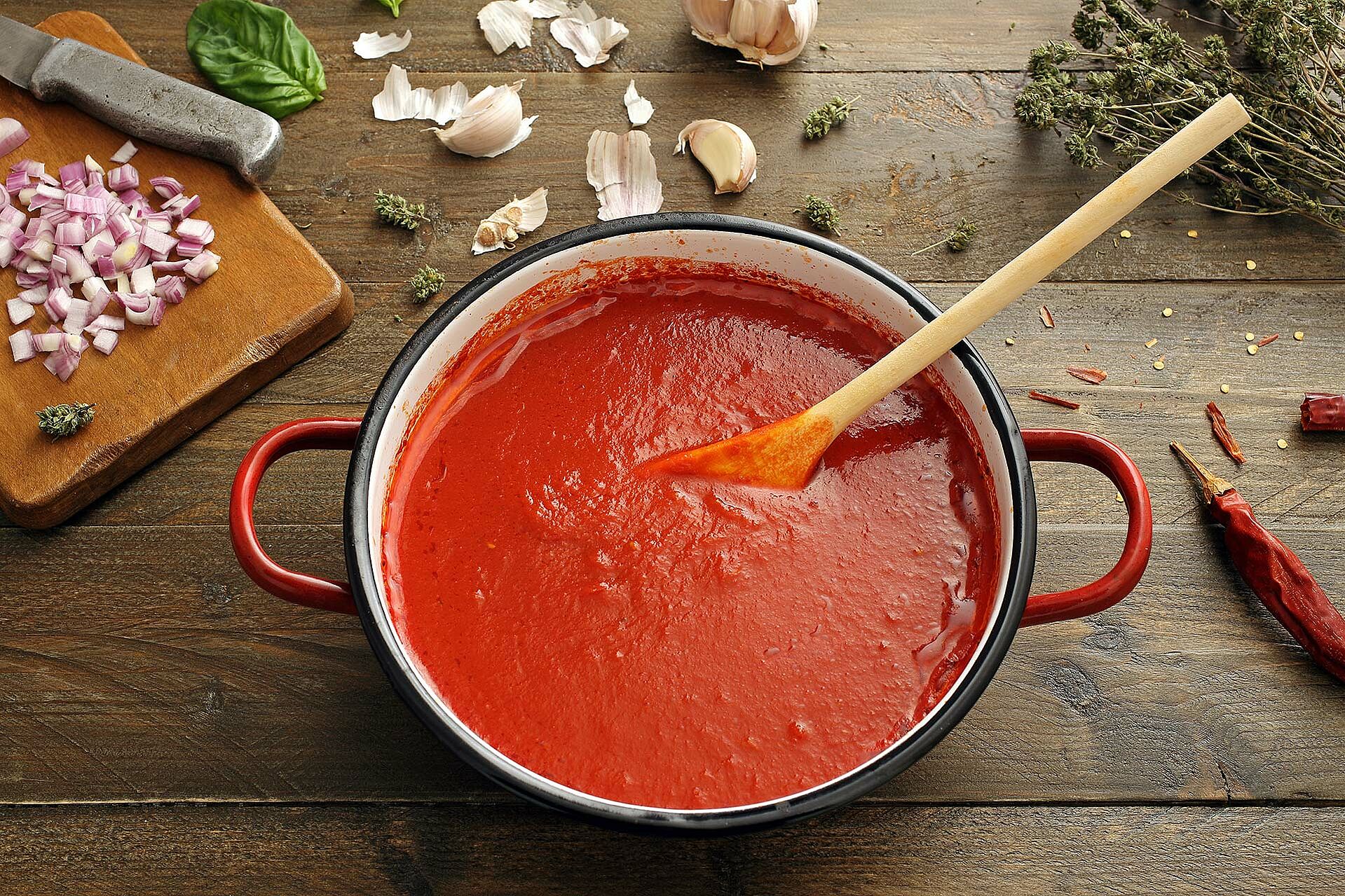 selbstgemachte Tomatensauce köchelt in einem Topf