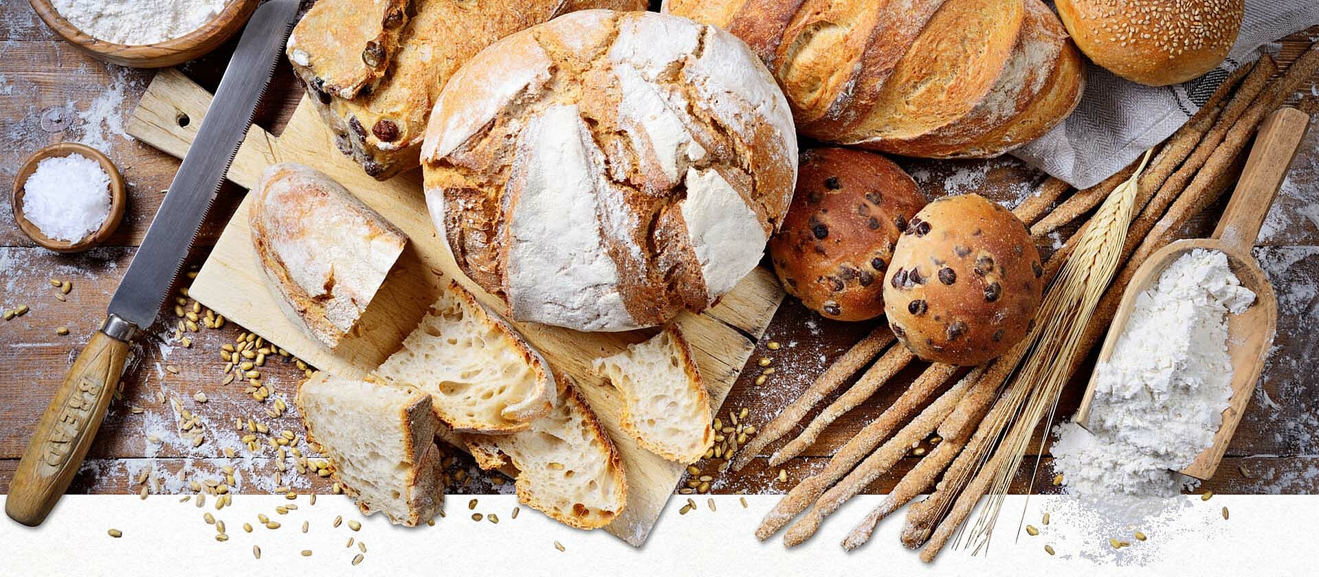 Verschiedene Brotsorten auf einem Holzbrett