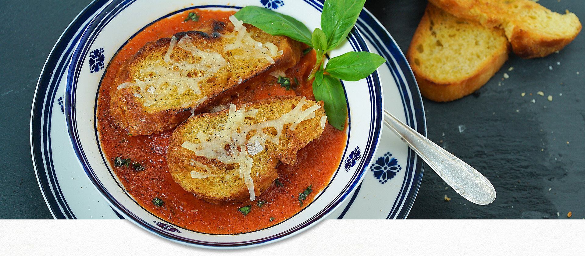 Ein Teller mit venezianischer Tomatensuppe und Ciabatta