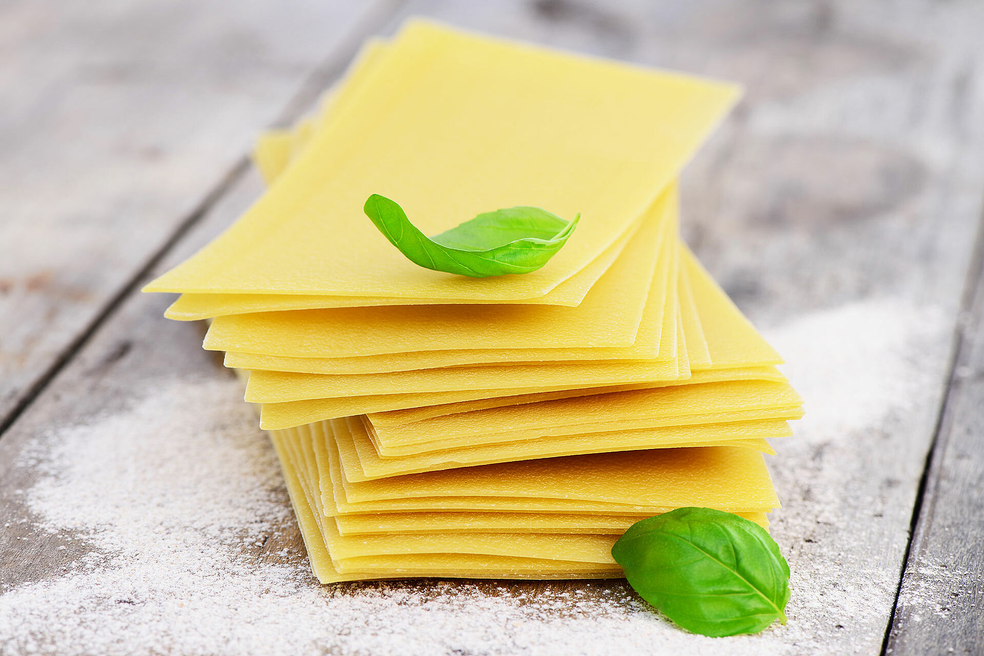 Lasagneplatten auf einem Tisch