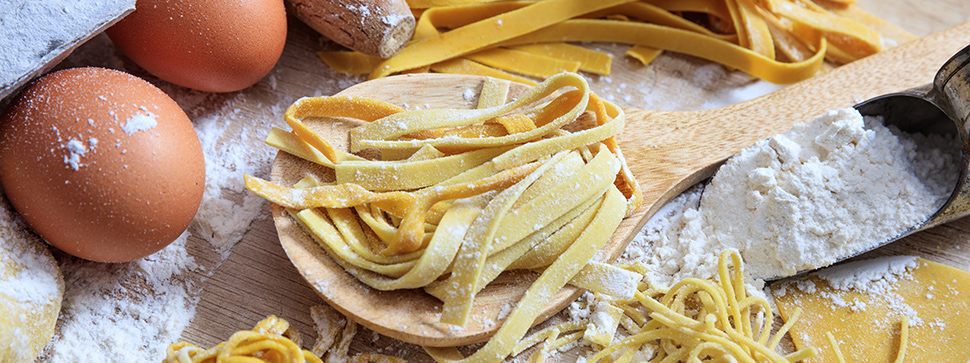 Mehl, Eier und frische selbstgemachte Pasta.