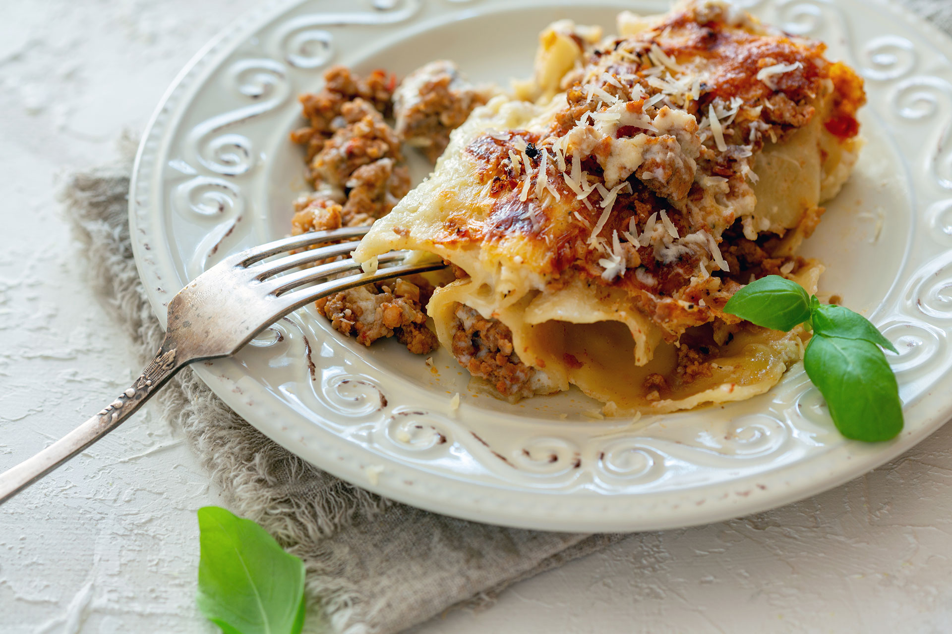 Cannelloni alla Bolognese auf einem Teller
