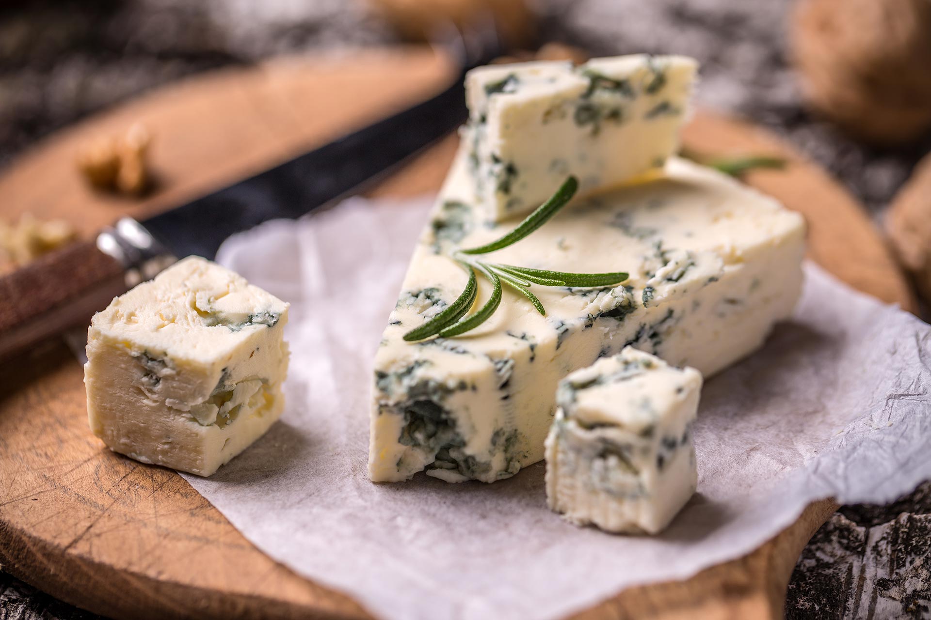 Gorgonzola aufgeschnitten auf einem Holzbrett
