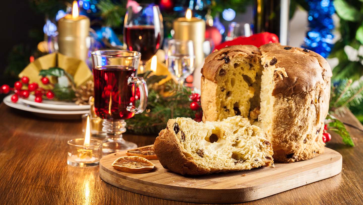 Ein angeschnittener italienischer Panettone