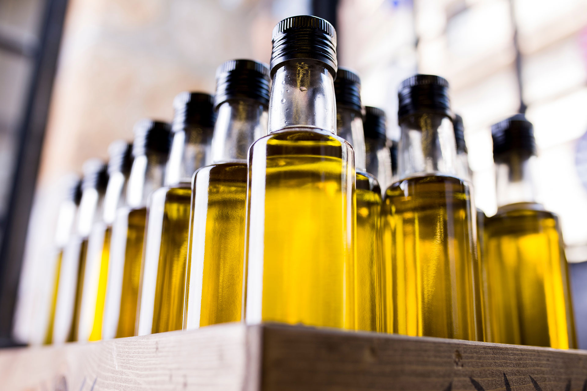 Holzkiste mit Olivenölflaschen