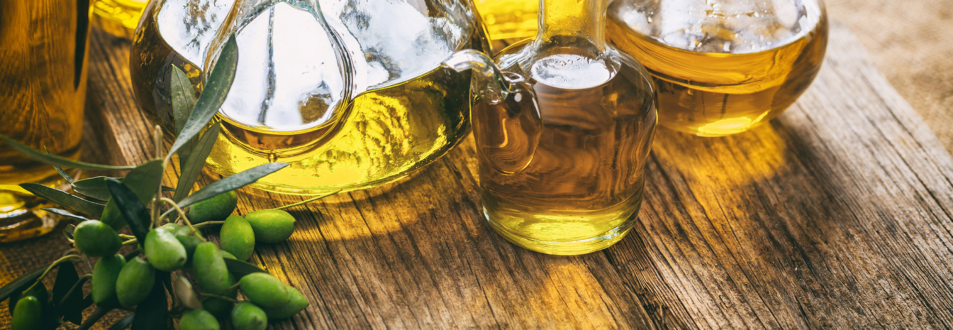 Gläser mit Olivenöl auf einem Tisch