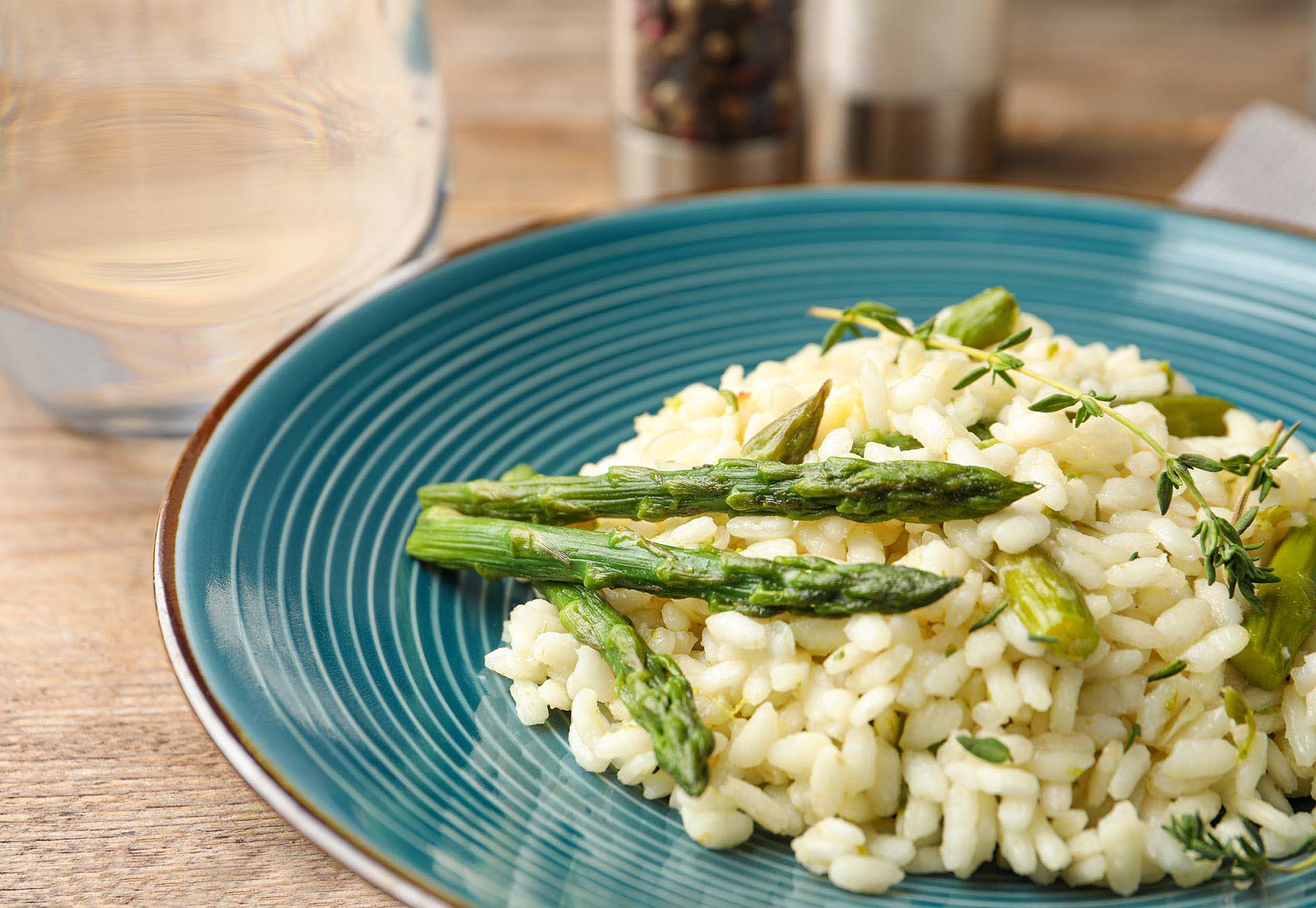 Risotto mit grünem Spargel auf einem Teller
