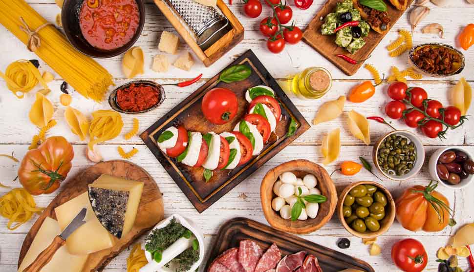 Tisch mit italienischen Spezialitäten
