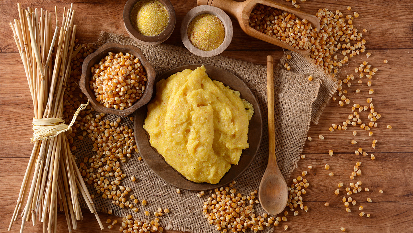 Polenta und Maiskörner auf einem Brett
