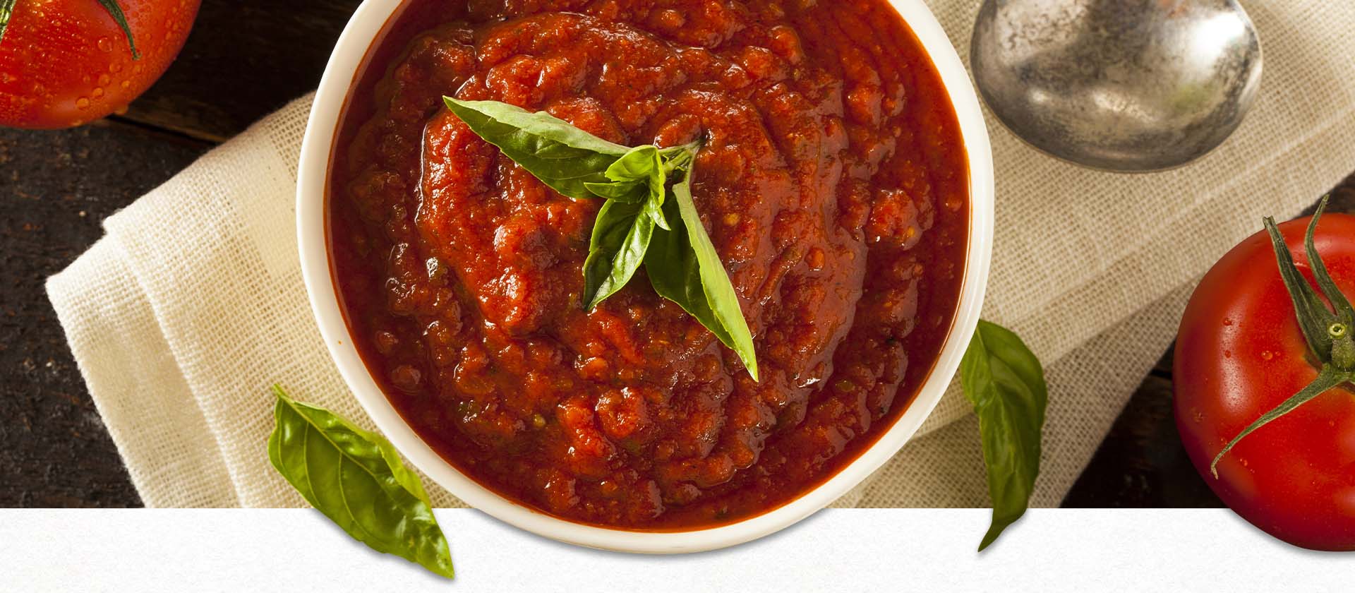 Selbstgemachte Tomatensauce in einer Schüssel