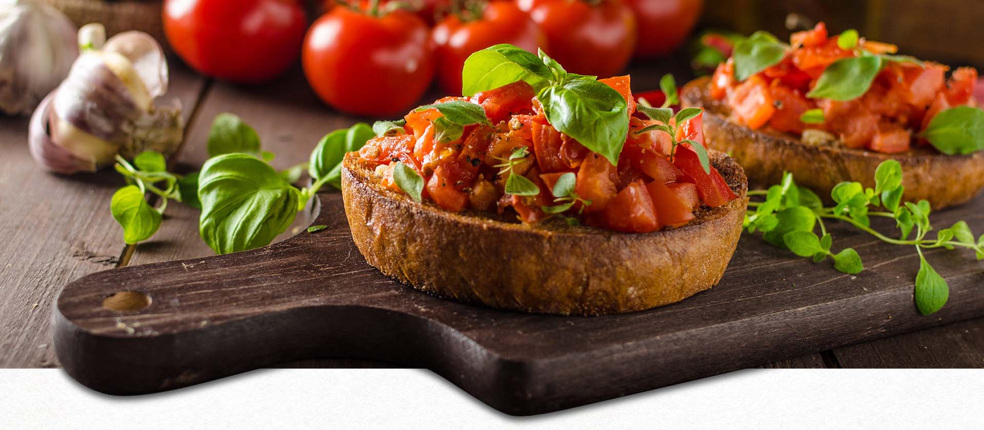Bruschetta auf Holzbrett