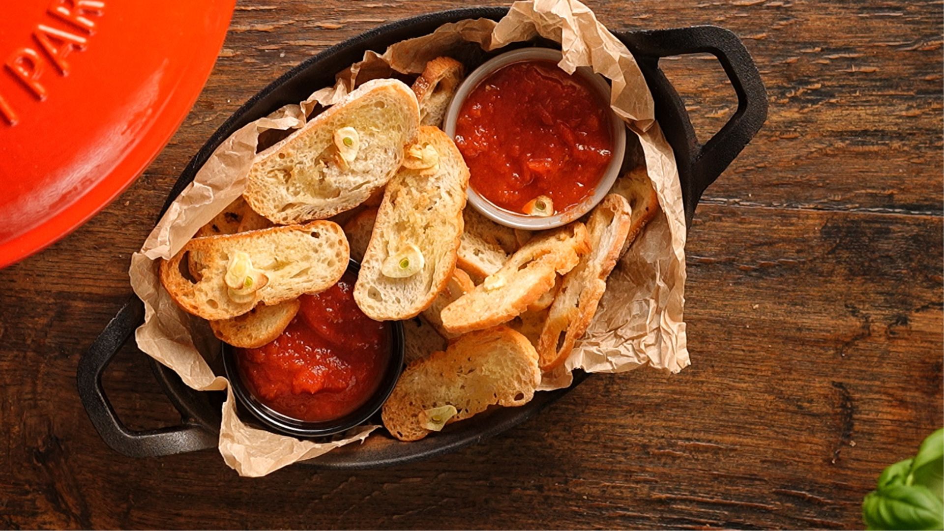 Brotchips mit Knoblauch Dip