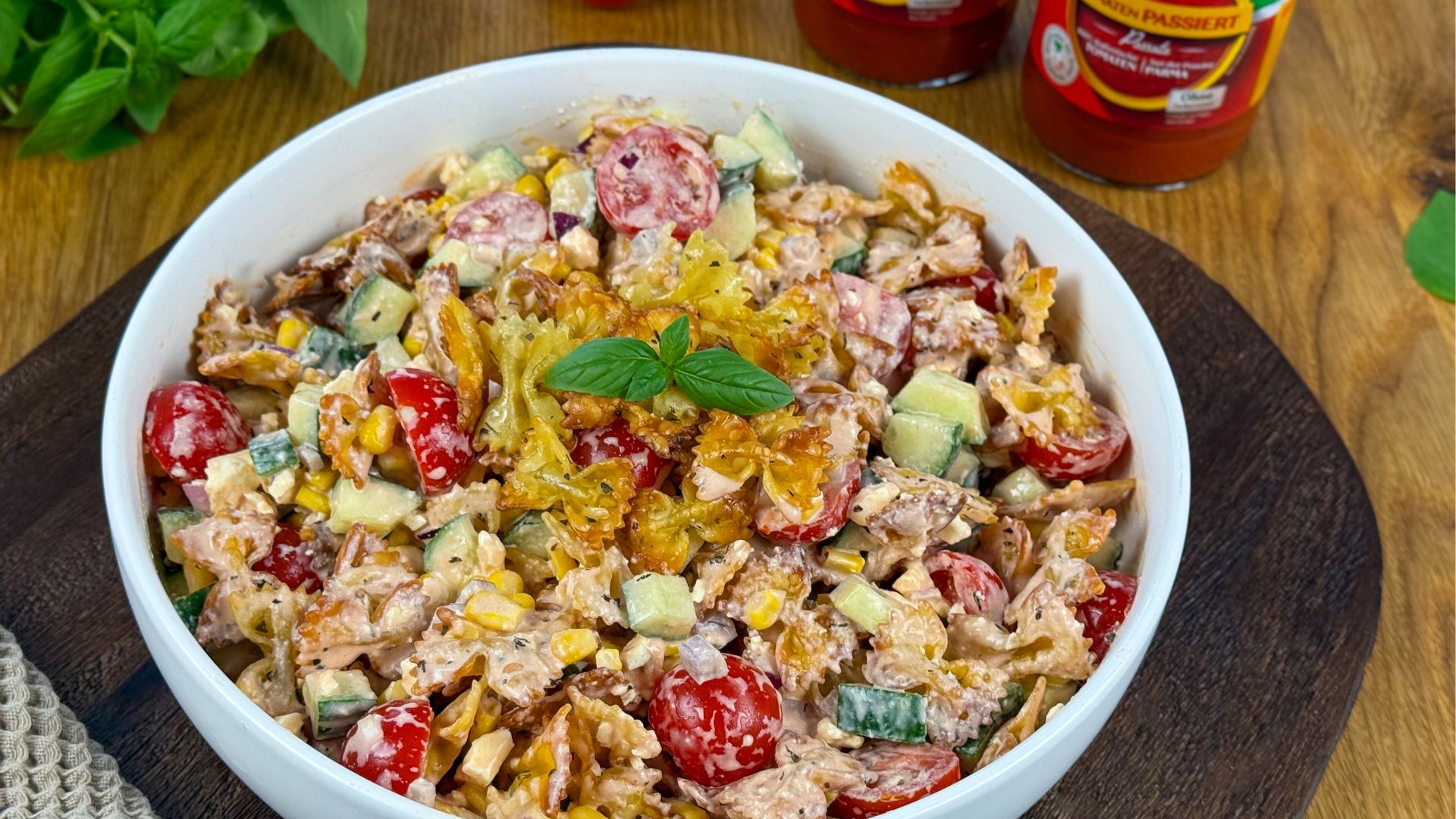 Crispy Pasta Salat mit Feta & cremigem Tomaten-Dressing