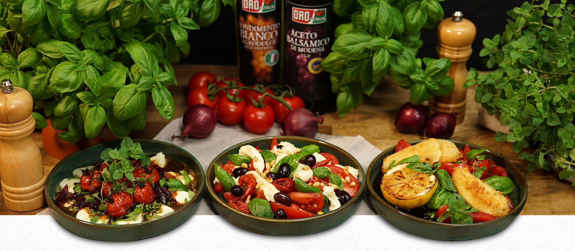 Drei Teller mit unterschiedlichen Varianten von Insalata Caprese. Klassisch mit Tomaten-Mozzarella, mit gebackenem Mozzarella und mit geschmorter Tomate.