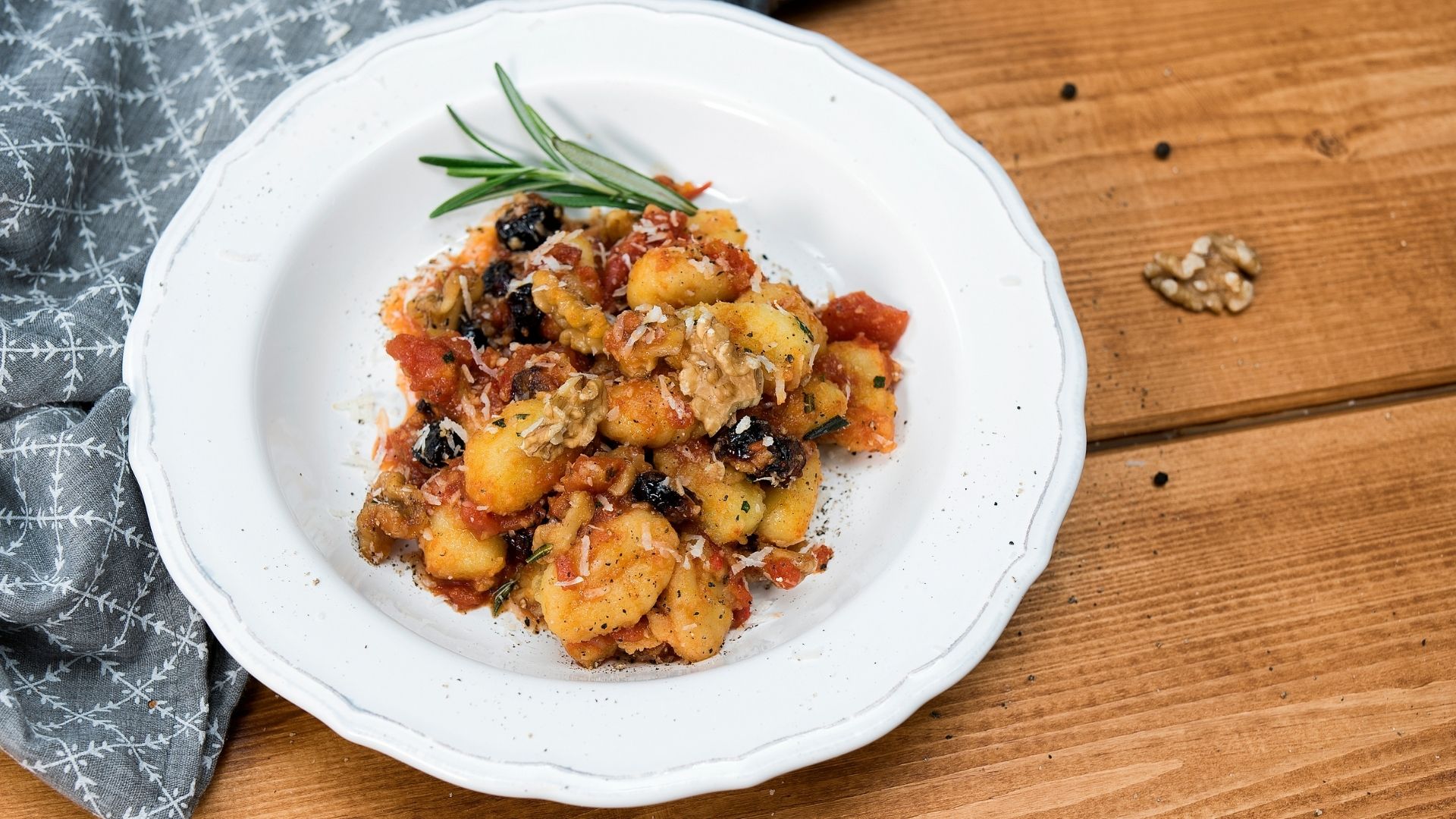 Rosmarin-Gnocchi mit Tomaten-Cranberry-Sauce auf einem Pastateller angerichtet