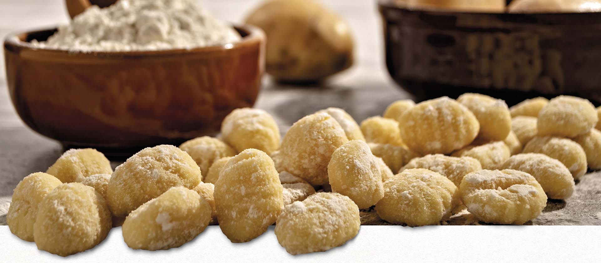 Selbstgemachte Gnocchi auf Holztisch