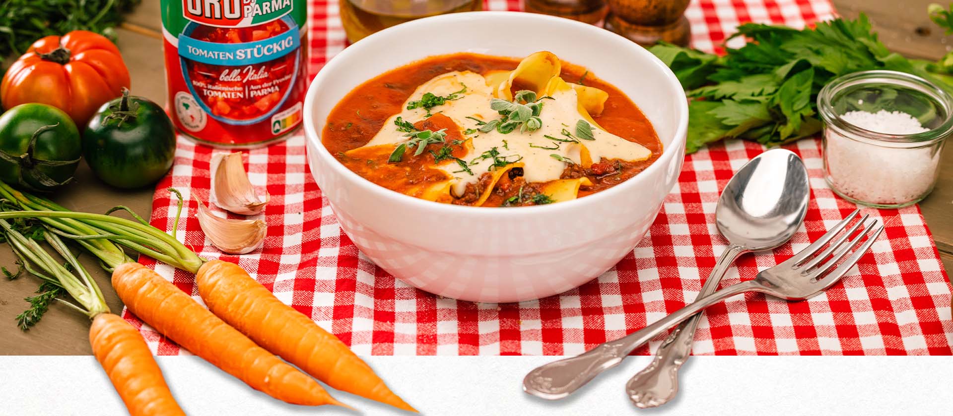 Lasagnesuppe im Teller mit Zutaten