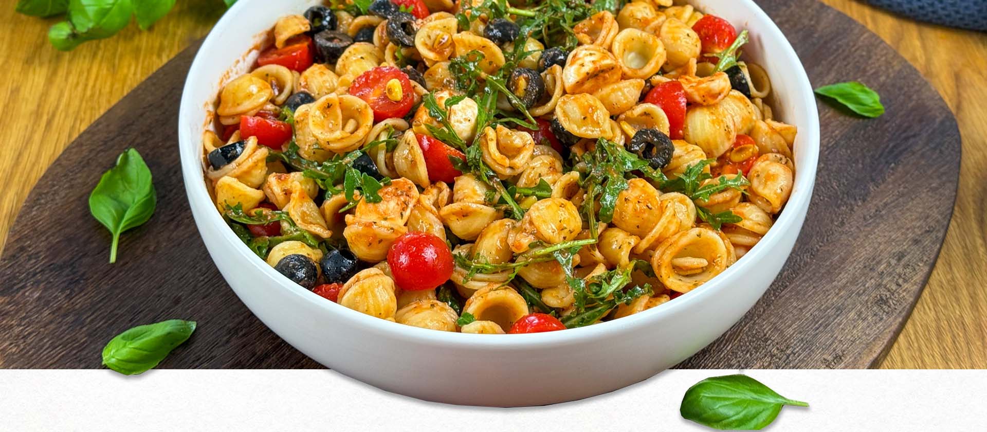 Mediterraner Nudelsalat mit Rucola, Mini Mozzarella, getrockneten Tomaten, Kirschtomaten