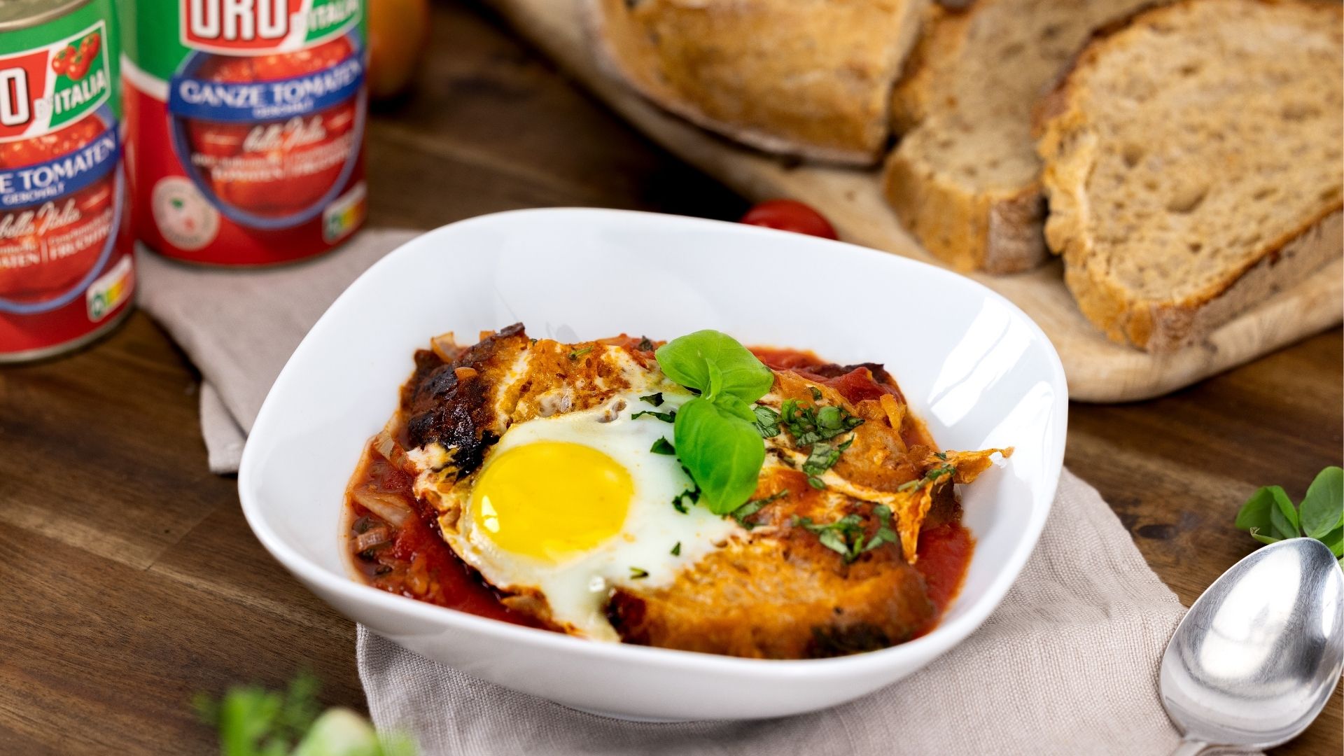 Italienische Brotsuppe im Teller auf einem Tisch