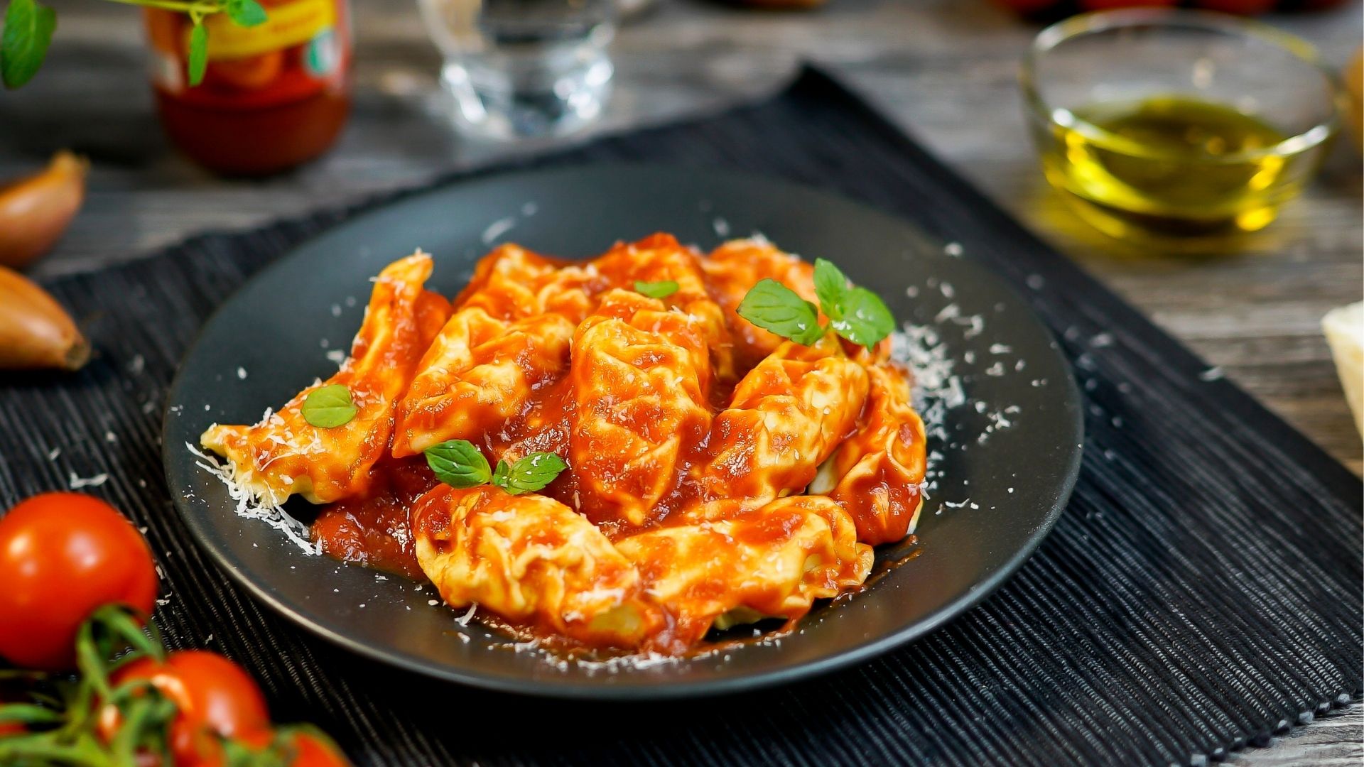 Ein Teller mit Culurgiones - sardischen Ravioli in Tomatensauce