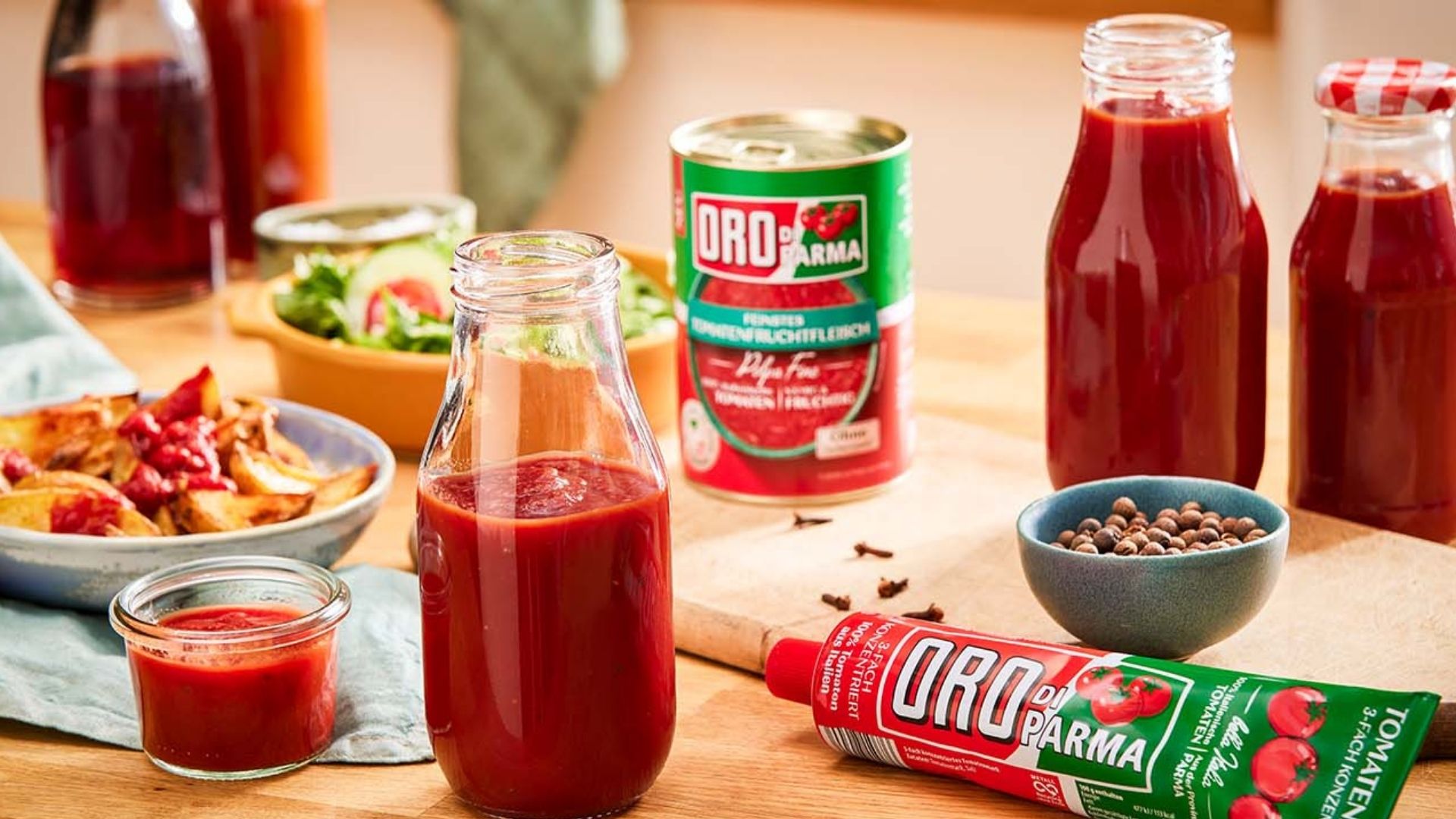 Selbstgemachtes Ketchup in einer Flasche abgefüllt