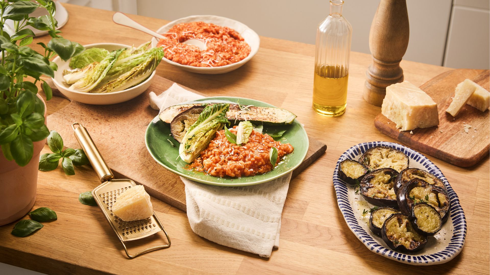 Tomaten-Risotto mit gebratenem Gemüse