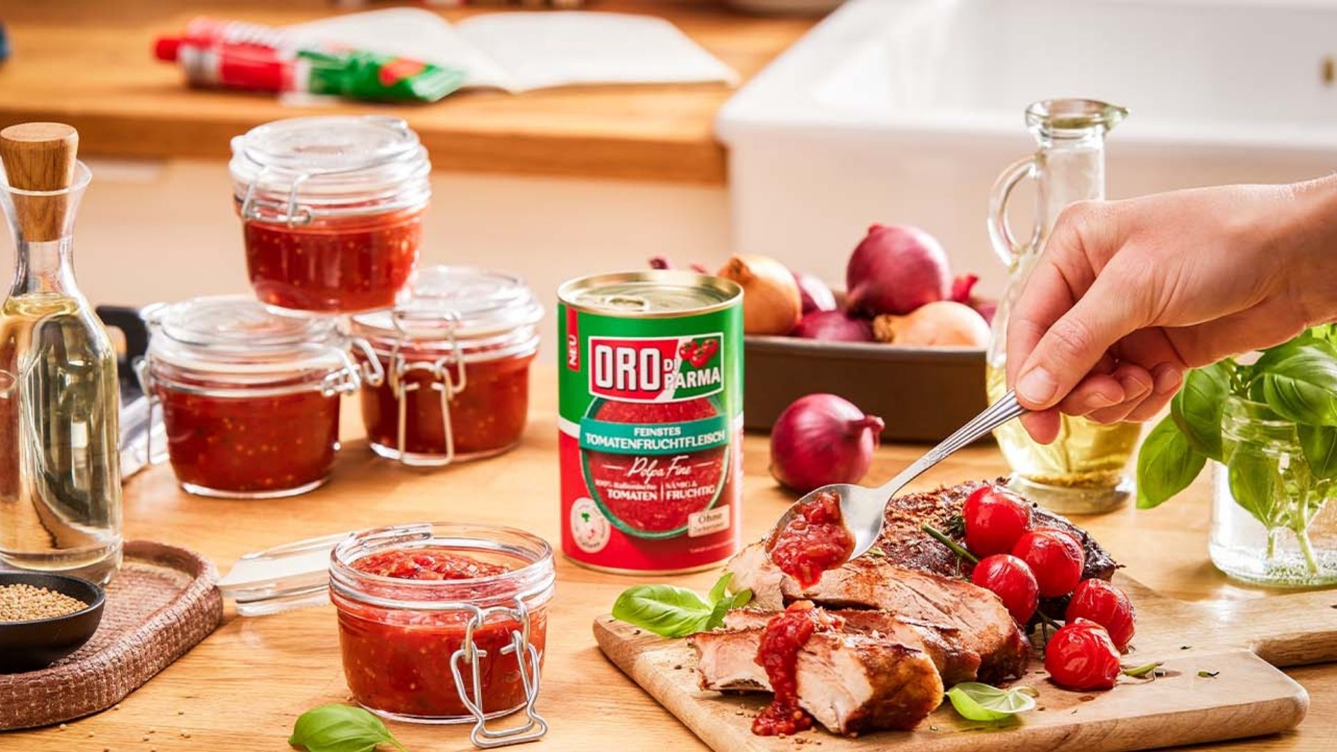 Selbstgemachtes Tomaten Chutney in Gläsern abgefüllt