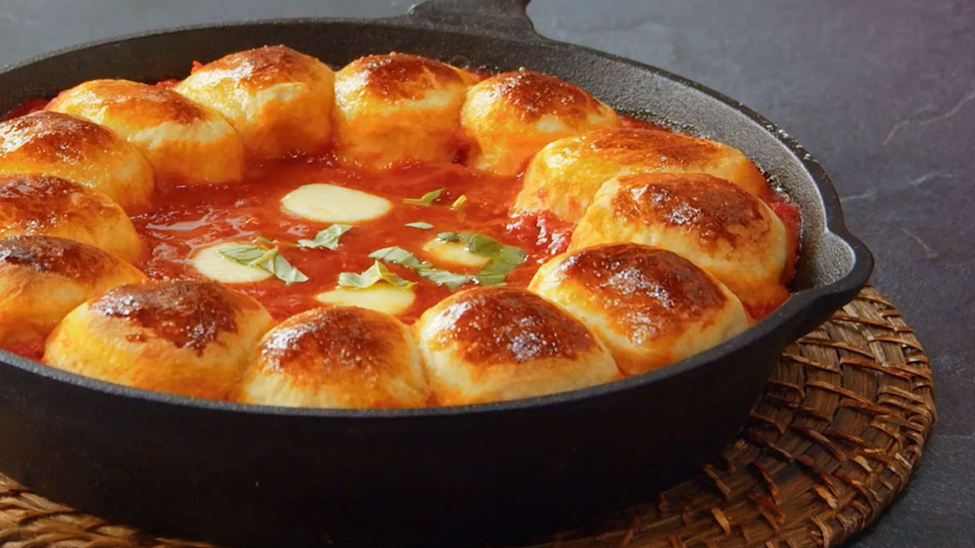 Zupfbrot mit Tomatensugo