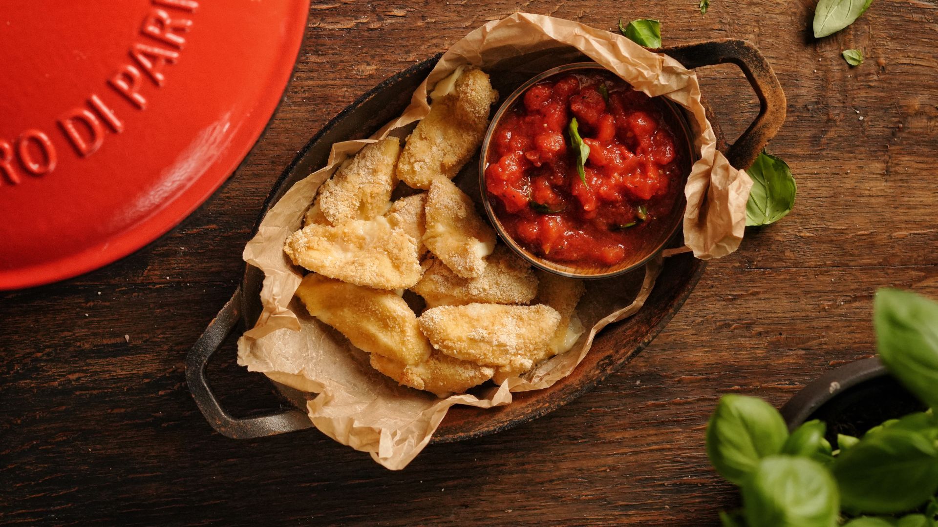 Knusprige Mozzarella Sticks mit würzigem Tomaten-Dip