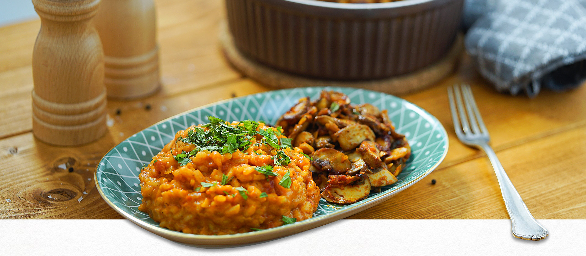 Ein Teller mit Tomaten-Risotto und Knoblauchpilzen