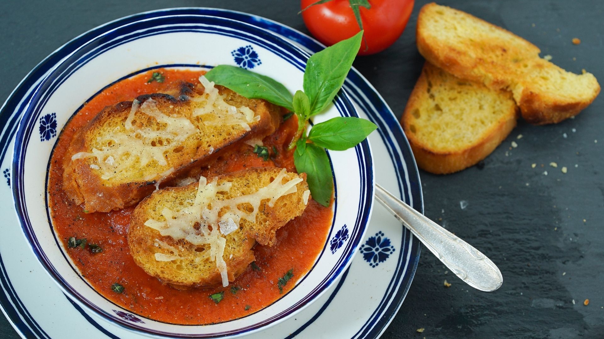 Ein Teller mit venezianischer Tomatensuppe und Ciabatta