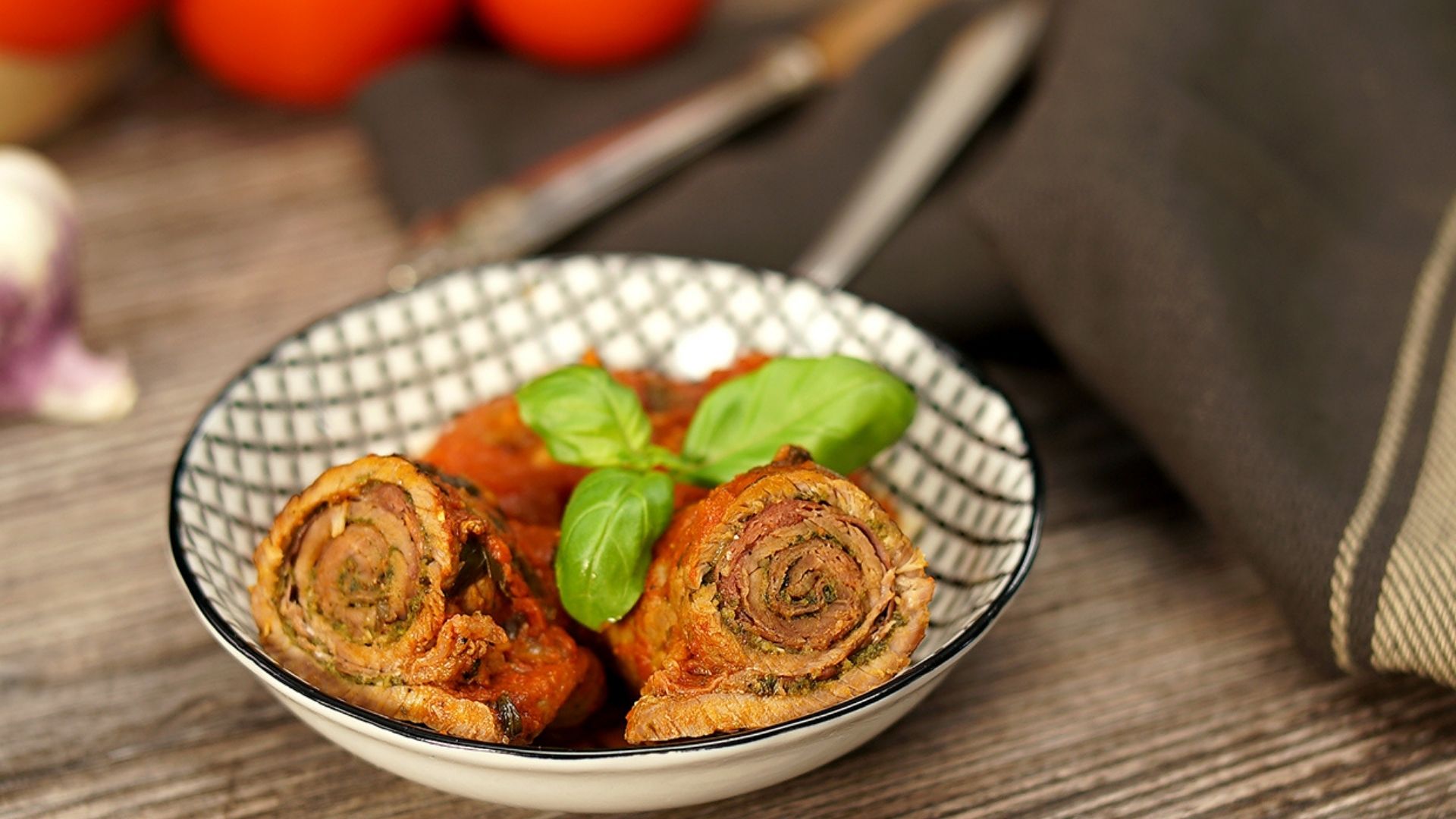 Ein Teller mit italienischen Kalbsrouladen in Tomatensauce