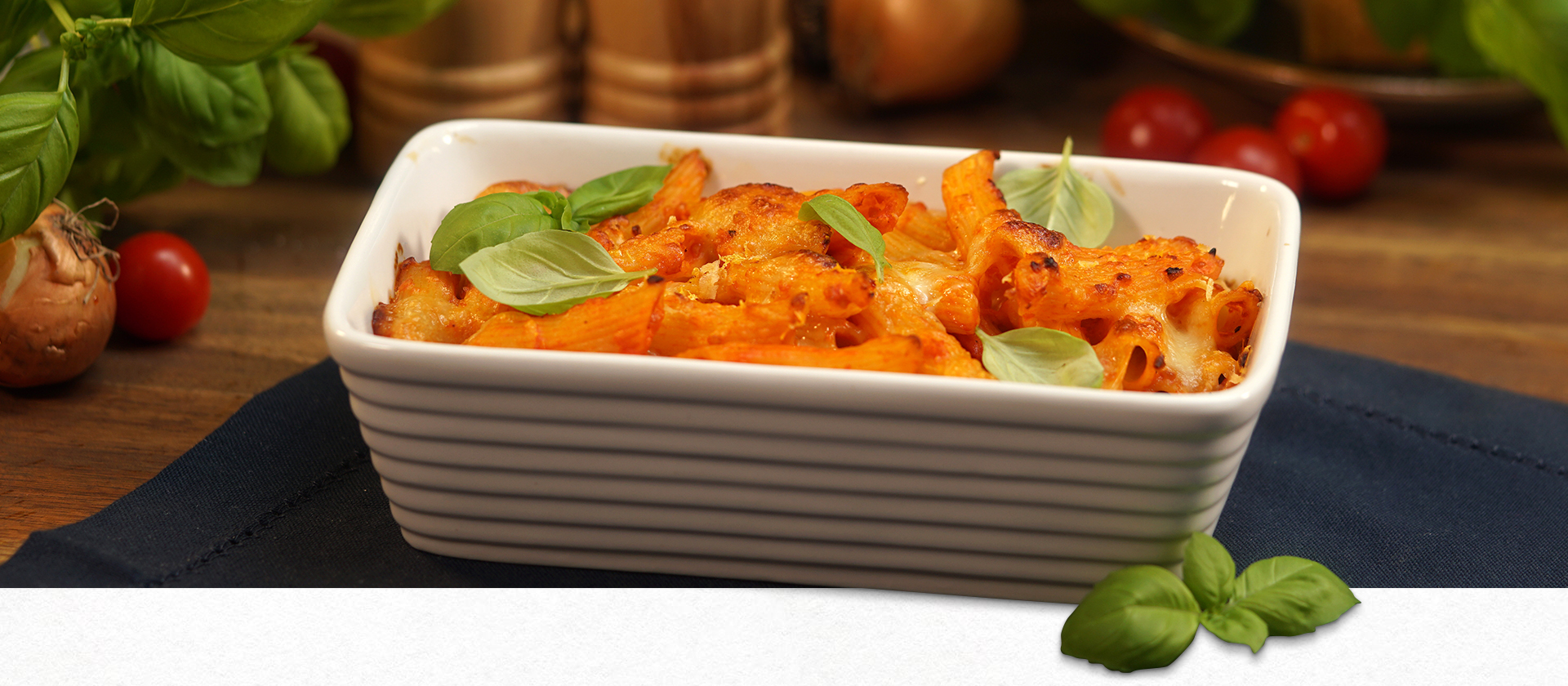 Penne in einer Auflaufform überbacken mit Parmesan und Mozzarella