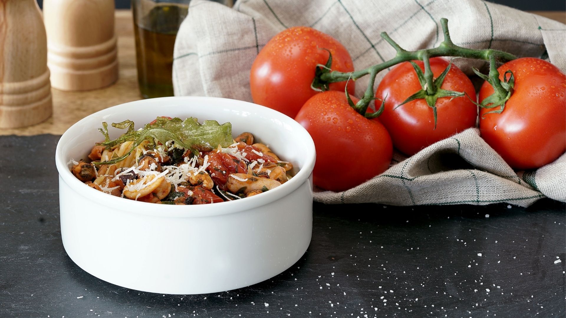 Eine Schale gefüllt mit Spaghetti con frutti di mare