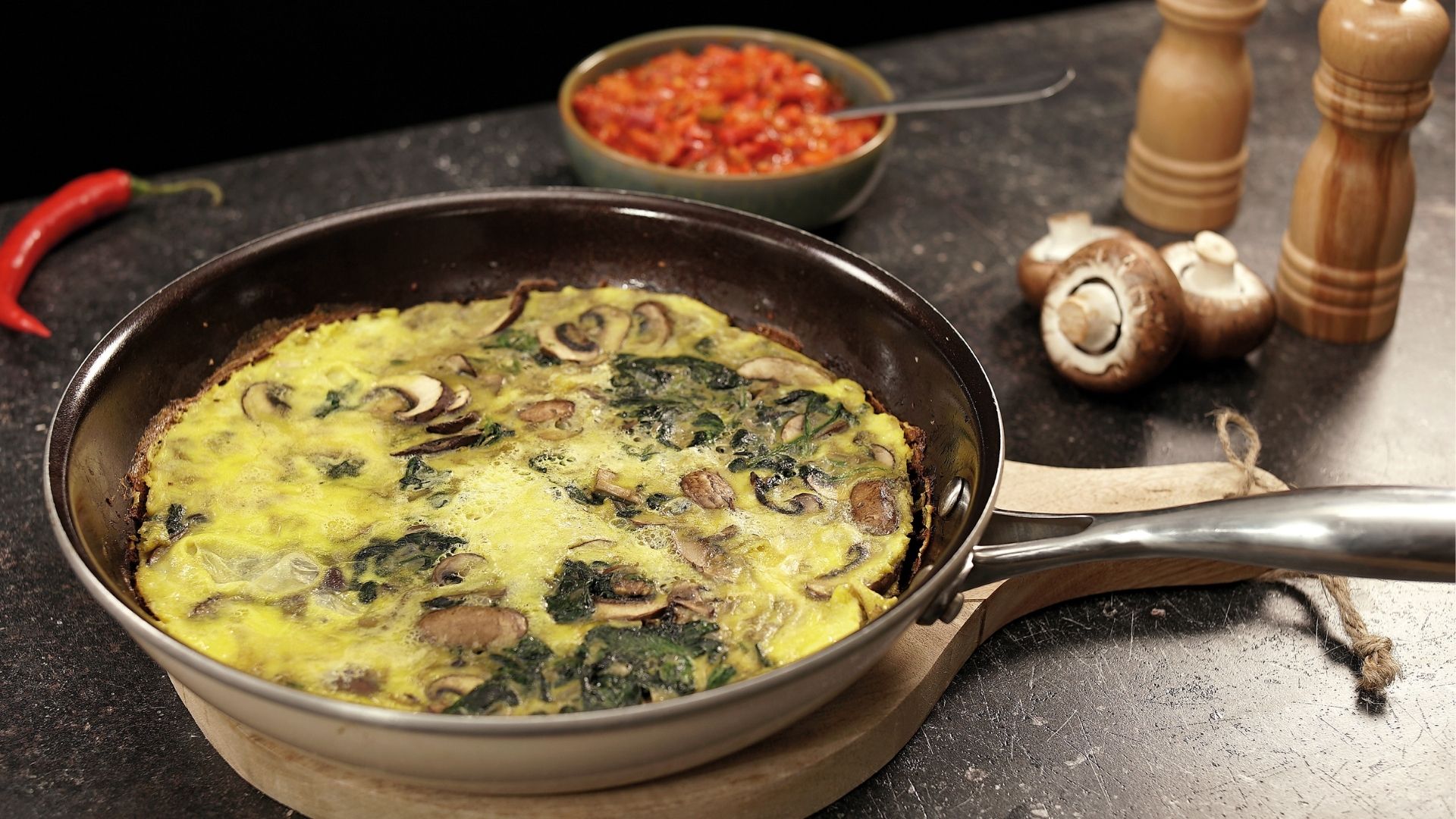 Eine Pfanne mit Spinat-Champignon Frittata
