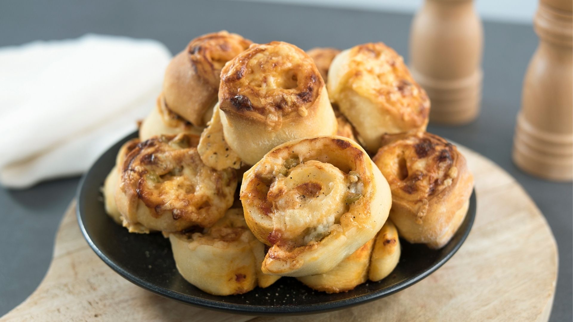 Ein Teller mit gefüllten Pizzaschecken