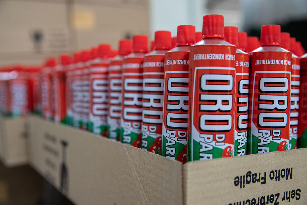 Ein Karton mit Tomatenmarktuben